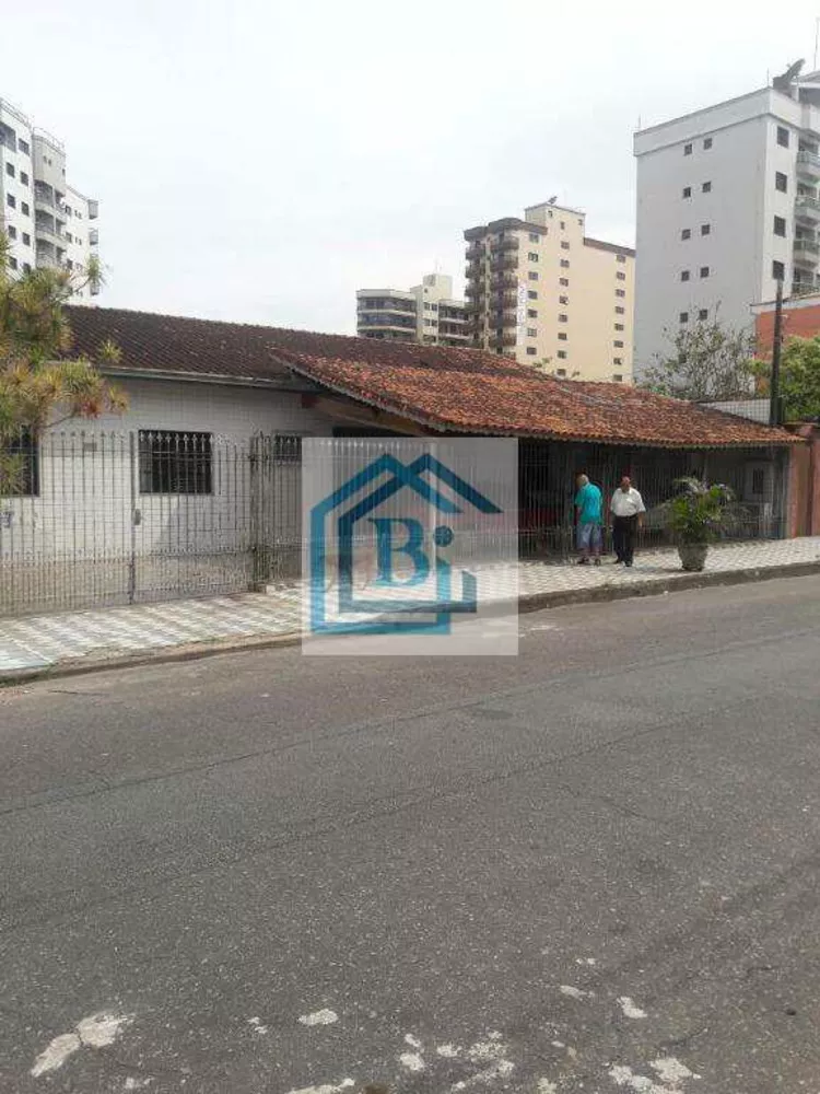 Casa para alugar com 4 quartos, 300m² - Foto 1