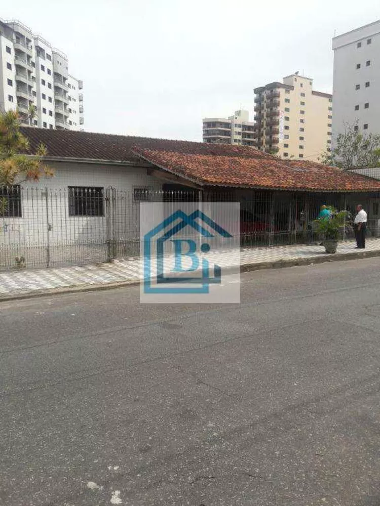 Casa para alugar com 4 quartos, 300m² - Foto 2