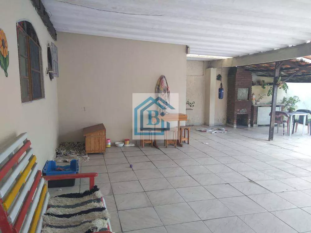 Casa à venda com 4 quartos, 300m² - Foto 2