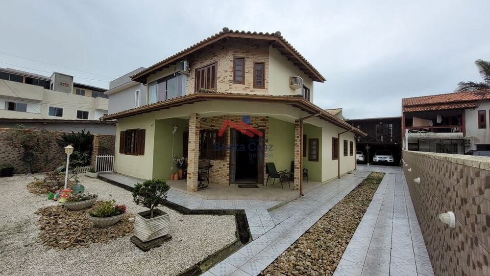 Sobrado à venda com 7 quartos, 256m² - Foto 1