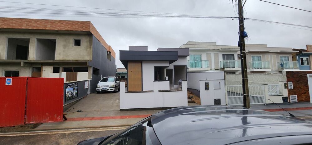 Casa à venda com 3 quartos, 76m² - Foto 1
