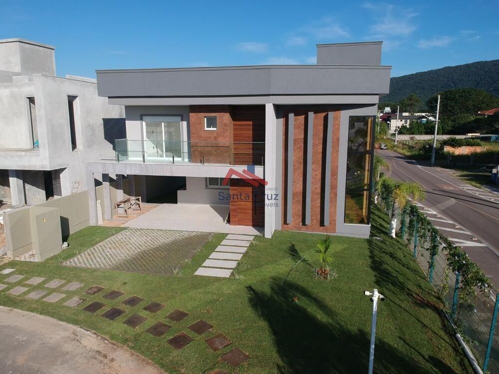 Sobrado à venda com 3 quartos, 212m² - Foto 1