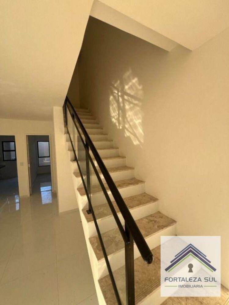 Casa à venda com 3 quartos, 94m² - Foto 1