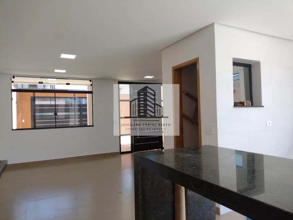 Casa à venda com 3 quartos, 126m² - Foto 2