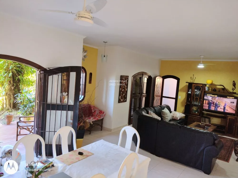 Casa à venda com 4 quartos, 216m² - Foto 1