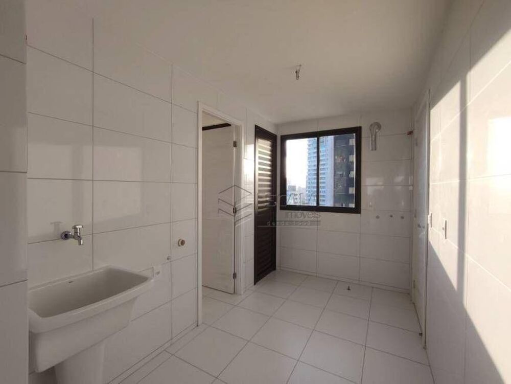 Apartamento à venda com 3 quartos, 162m² - Foto 4