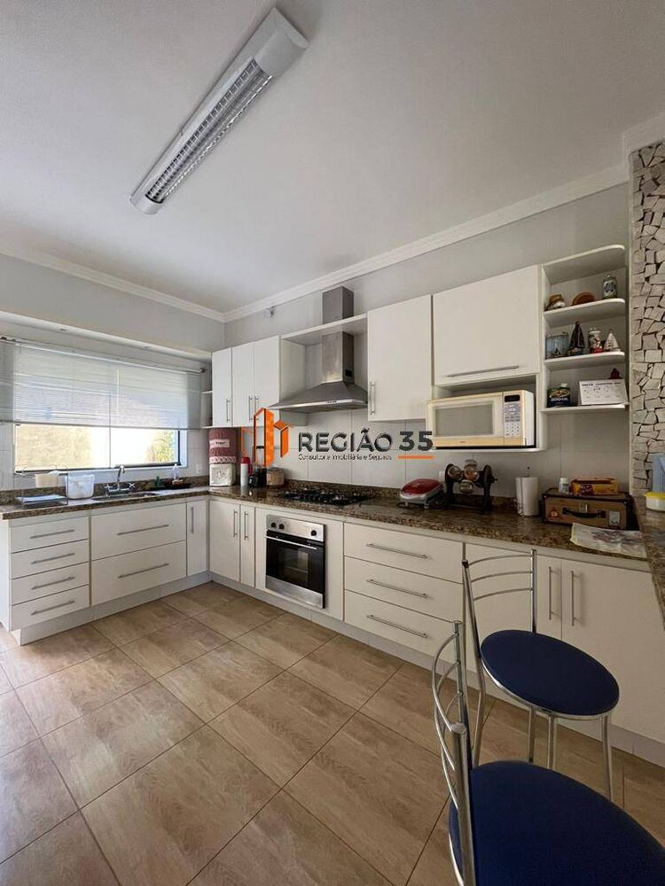 Casa à venda com 3 quartos, 220m² - Foto 1
