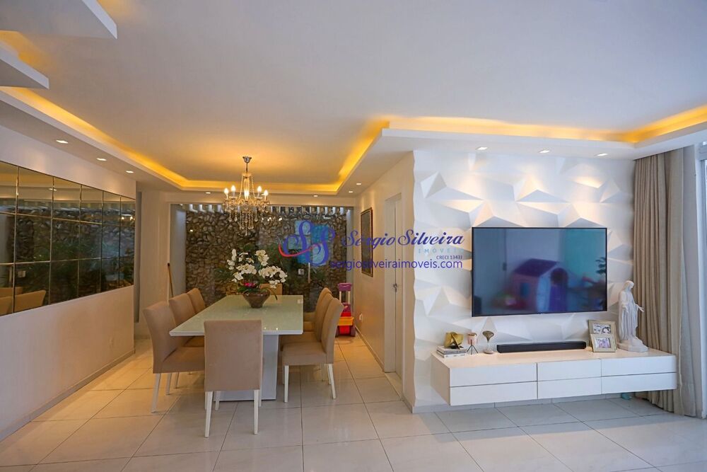 Casa à venda com 4 quartos, 250m² - Foto 1