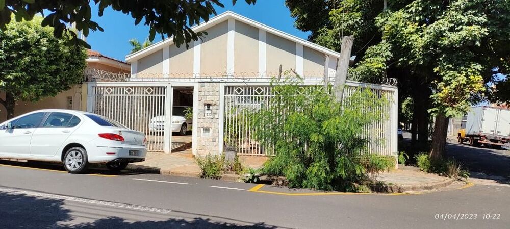 Casa à venda com 3 quartos, 167m² - Foto 1