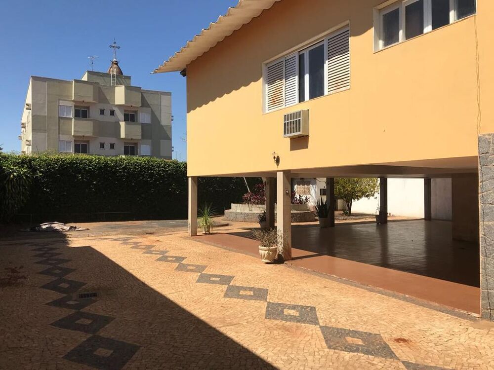 Casa à venda com 3 quartos, 675m² - Foto 1