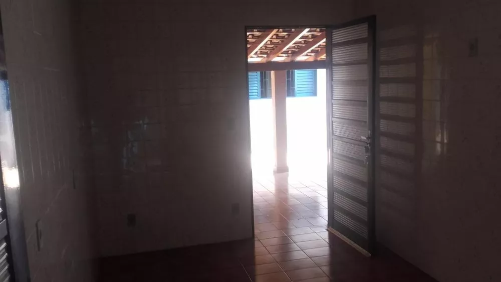 Casa à venda com 3 quartos, 248m² - Foto 2