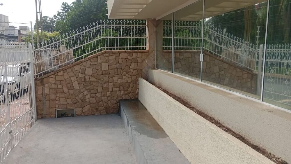 Casa para alugar com 5 quartos, 240m² - Foto 2