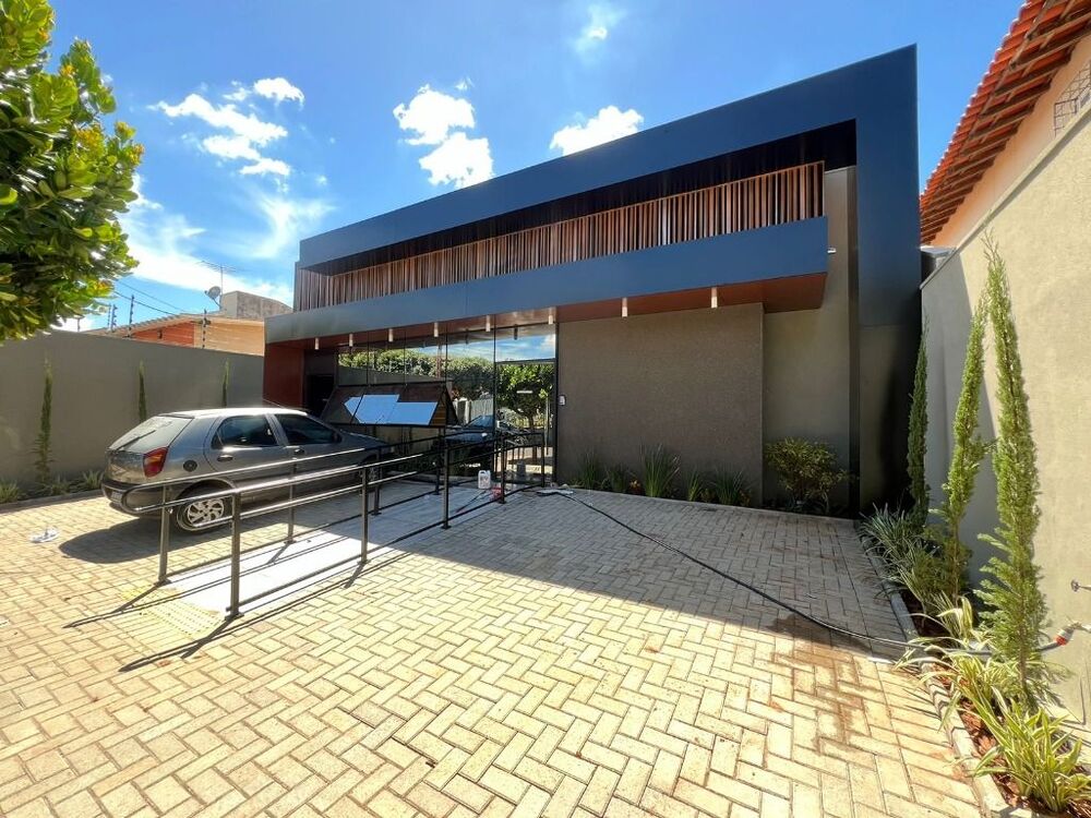 Casa à venda com 9 quartos, 234m² - Foto 2
