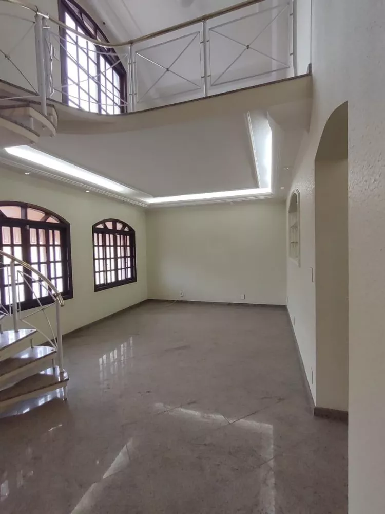 Casa à venda com 3 quartos, 330m² - Foto 2