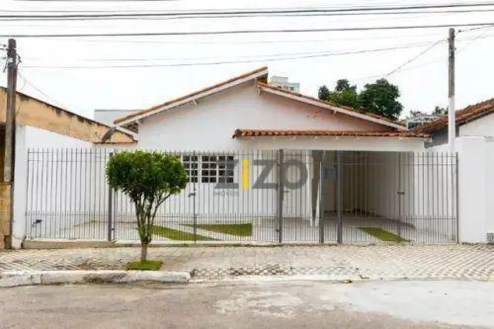 Casa à venda com 3 quartos, 226m² - Foto 1