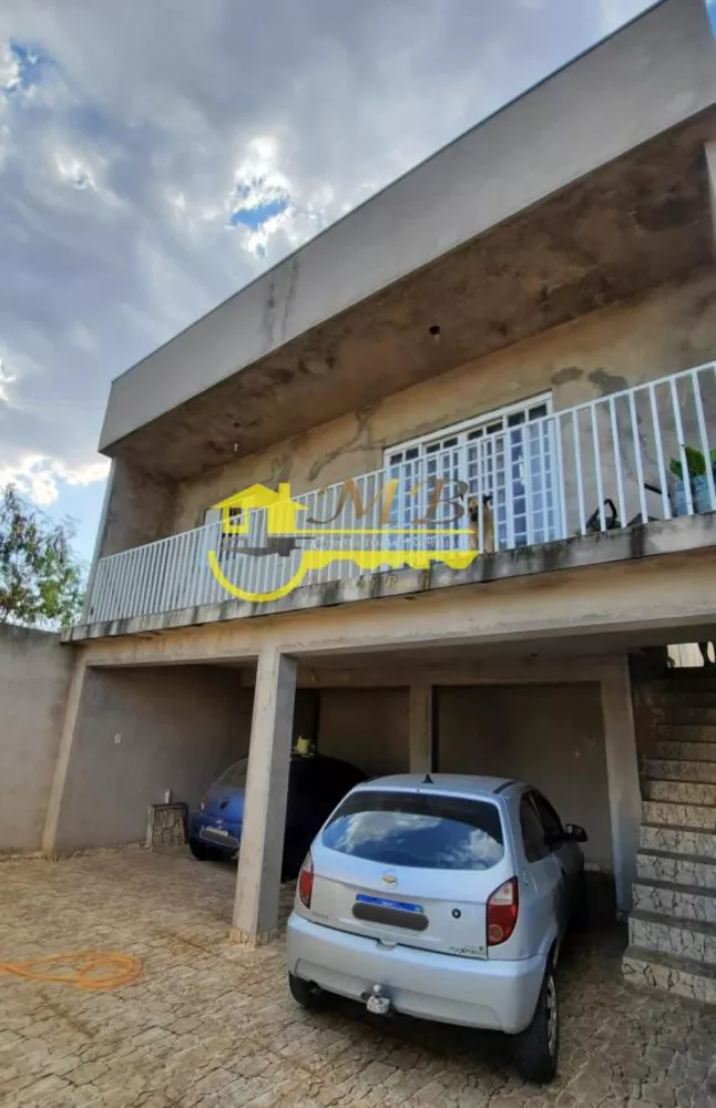 Casa à venda com 3 quartos, 200m² - Foto 1