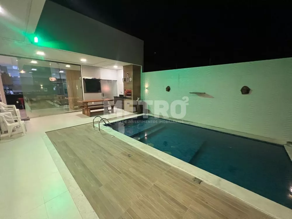 Casa à venda com 3 quartos, 237m² - Foto 1