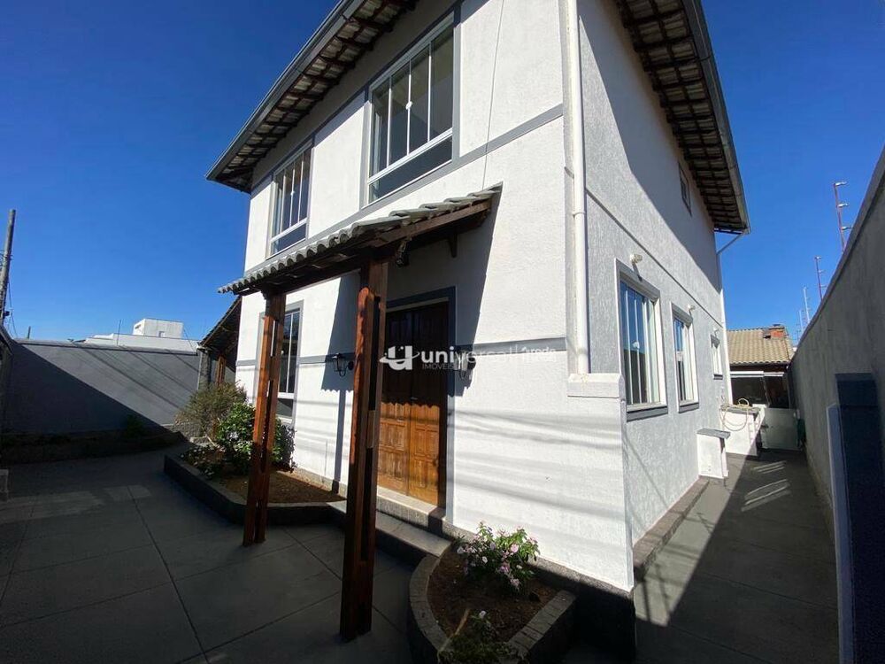 Casa à venda com 4 quartos, 300m² - Foto 1