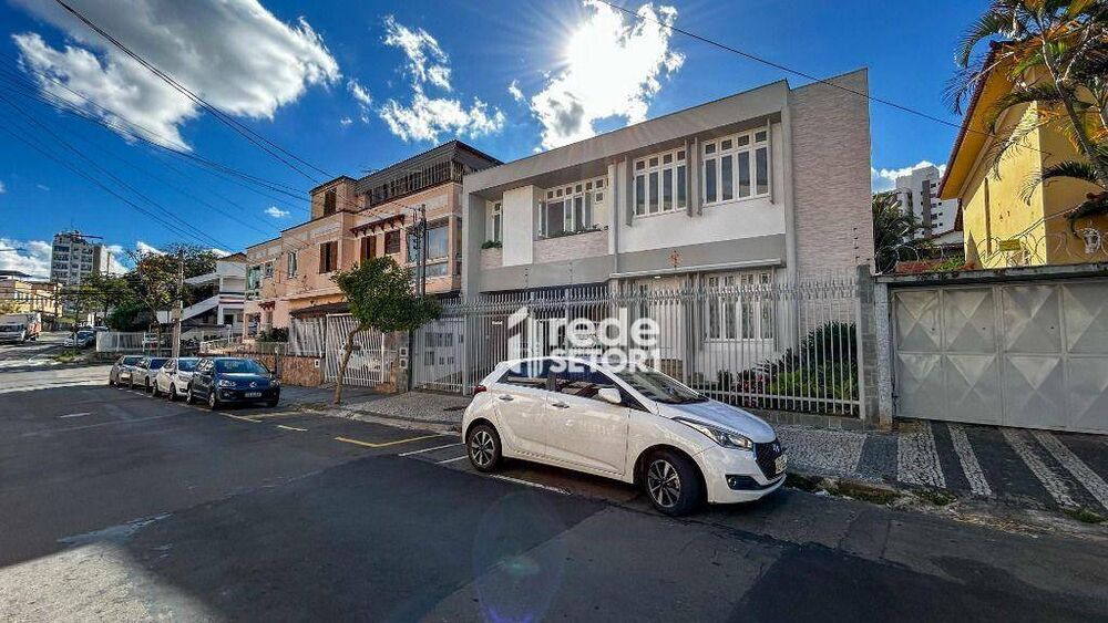 Casa à venda com 6 quartos, 400m² - Foto 2