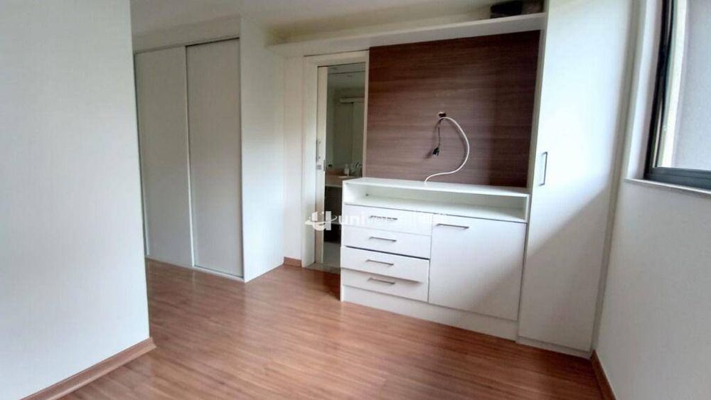 Apartamento à venda com 3 quartos, 180m² - Foto 2