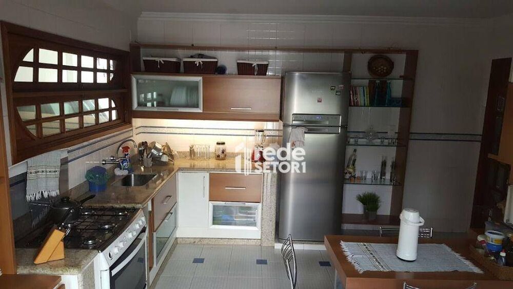Casa à venda com 3 quartos, 338m² - Foto 4
