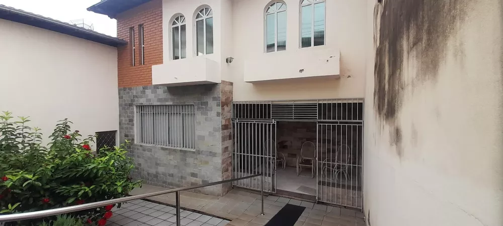 Casa à venda com 3 quartos, 300m² - Foto 1