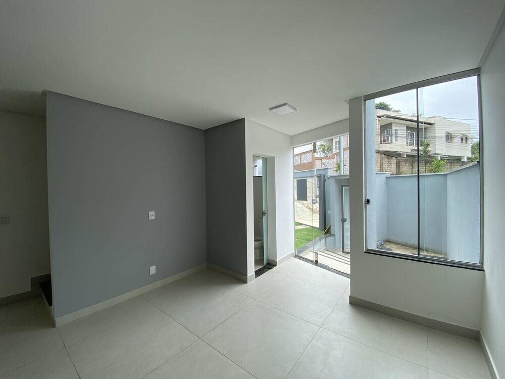 Casa à venda com 3 quartos, 131m² - Foto 1