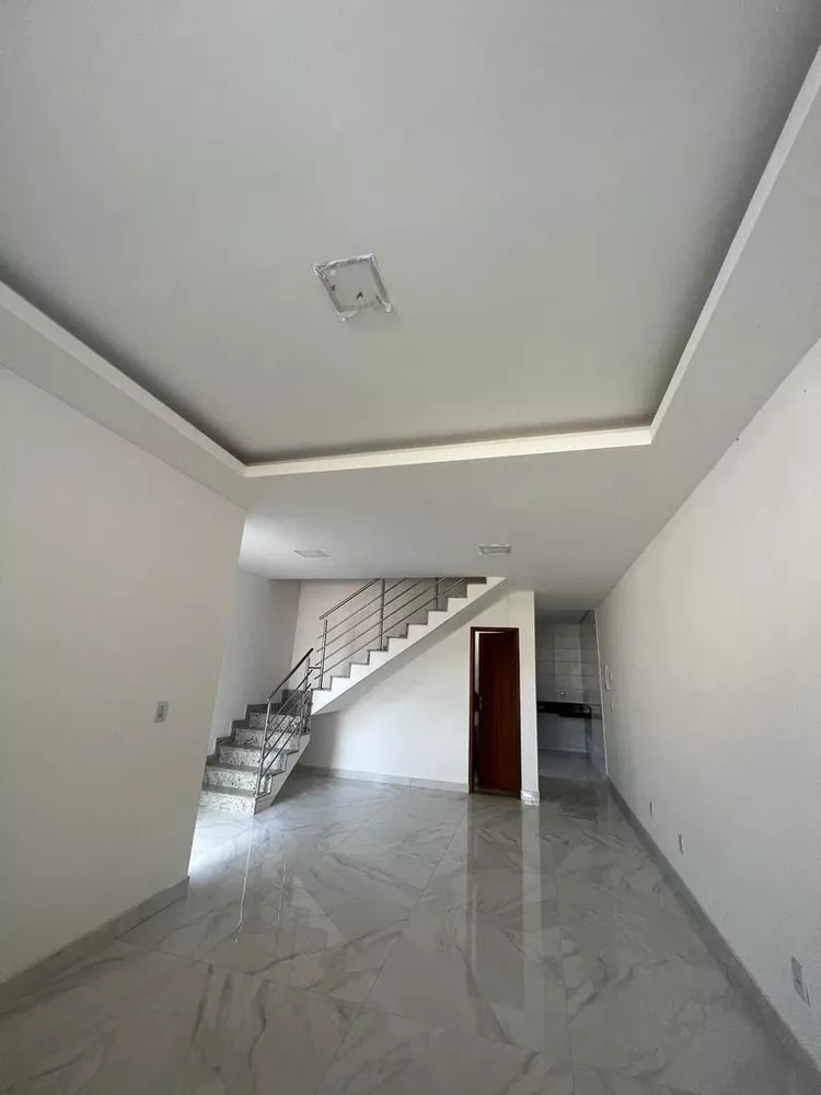 Casa à venda com 3 quartos, 100m² - Foto 1