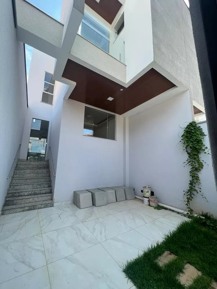 Casa à venda com 3 quartos, 100m² - Foto 2