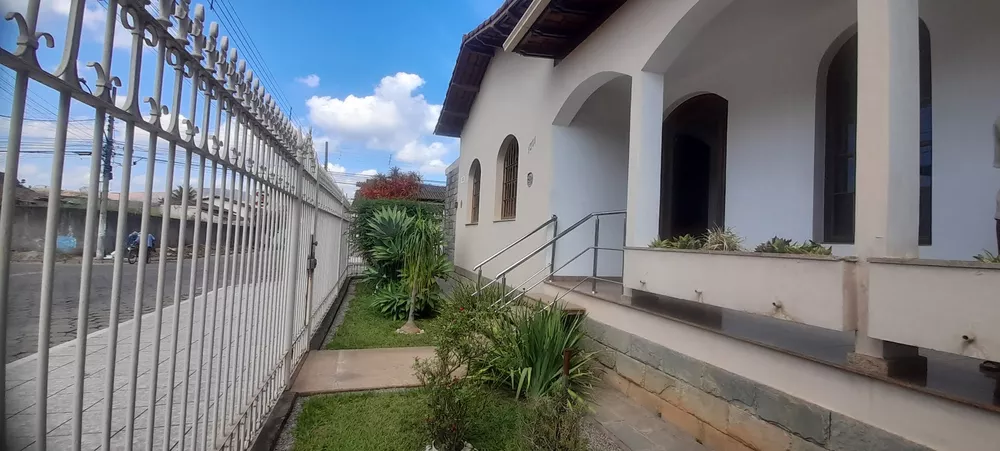 Casa à venda com 5 quartos, 249m² - Foto 3