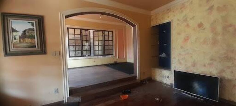 Casa à venda com 3 quartos, 217m² - Foto 1
