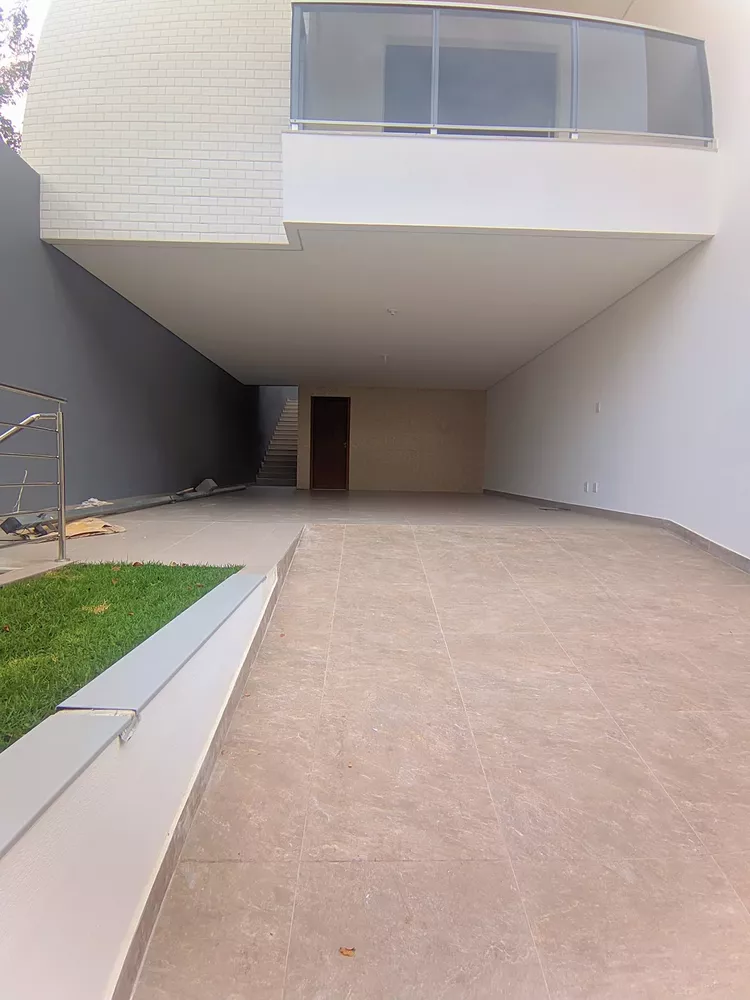 Casa à venda com 3 quartos, 200m² - Foto 1