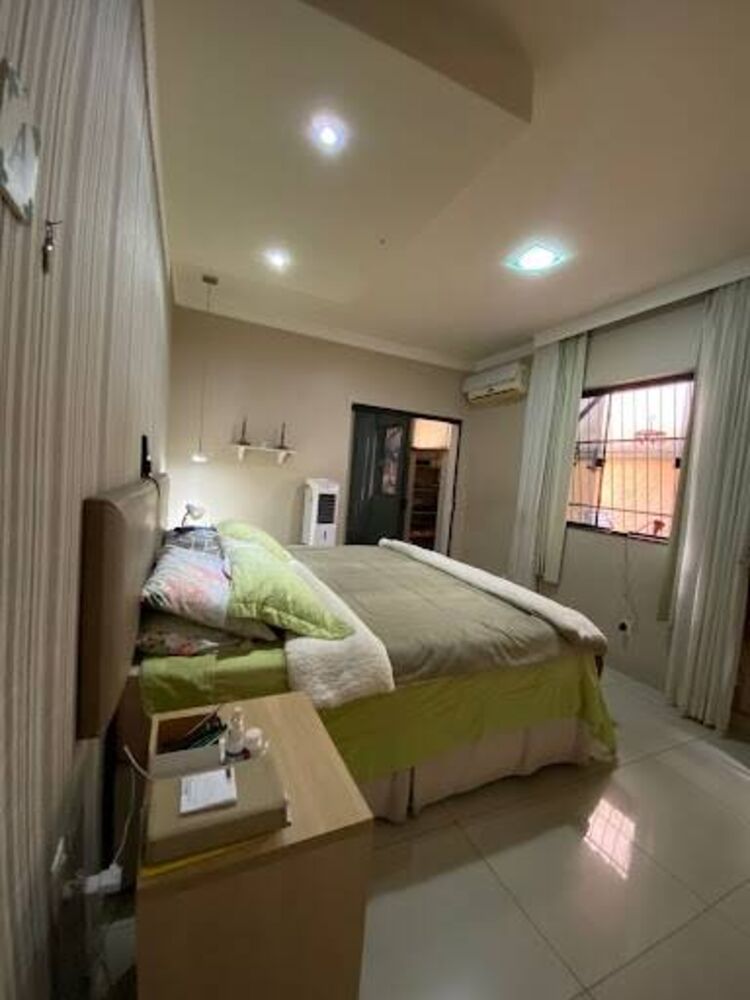 Casa à venda com 6 quartos, 230m² - Foto 1