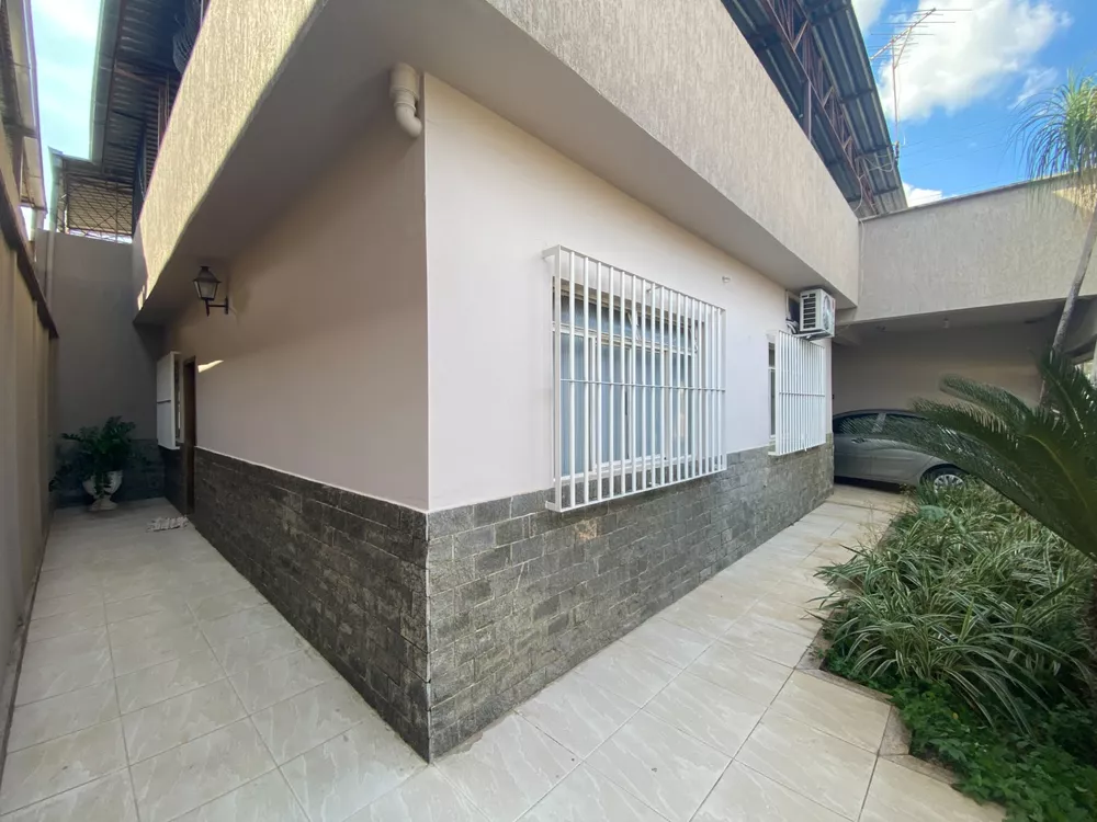 Casa à venda com 3 quartos, 162m² - Foto 1