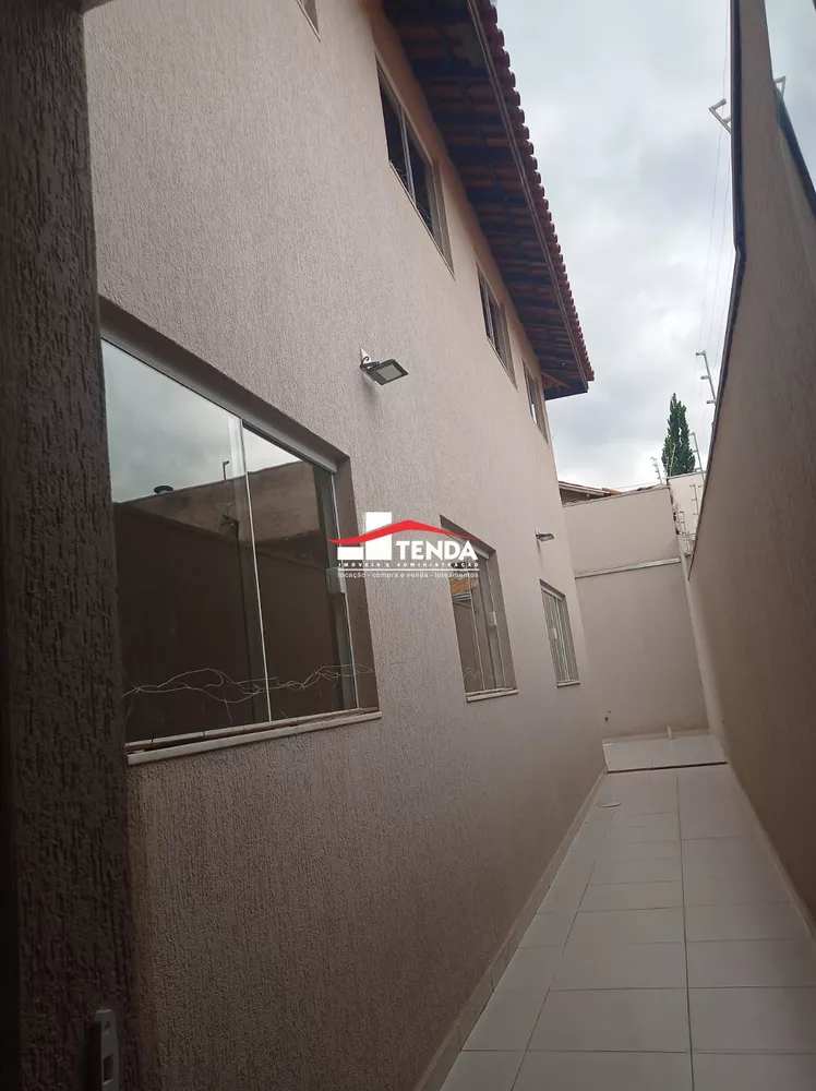 Casa à venda com 3 quartos, 210m² - Foto 2