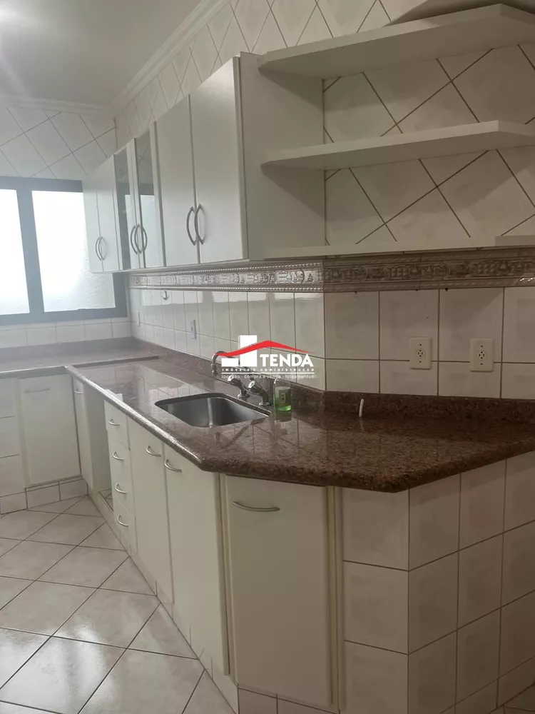 Apartamento para alugar com 3 quartos, 199m² - Foto 4