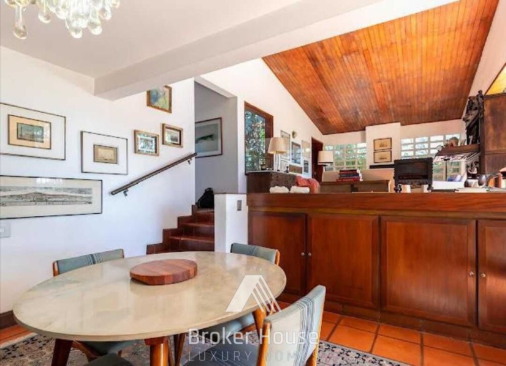 Casa à venda com 3 quartos, 250m² - Foto 1