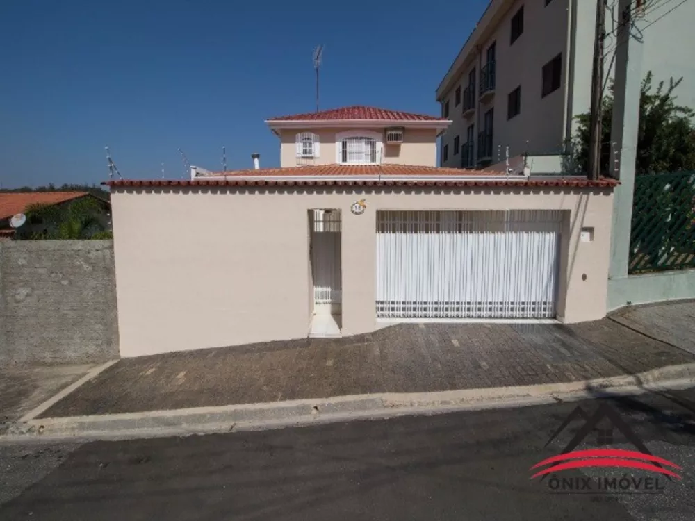 Sobrado à venda com 4 quartos, 250m² - Foto 1