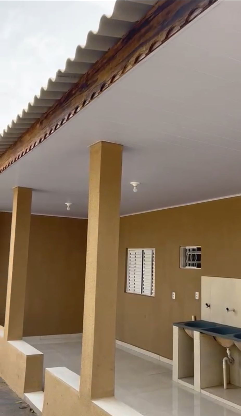 Casa à venda com 3 quartos, 100m² - Foto 1