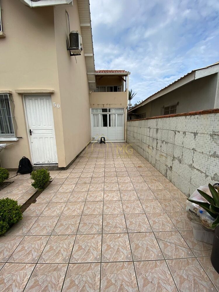 Casa à venda com 3 quartos, 50m² - Foto 2