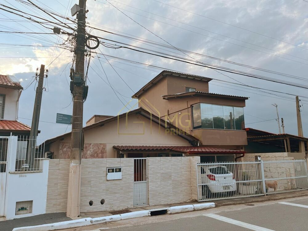 Casa à venda com 7 quartos, 235m² - Foto 1