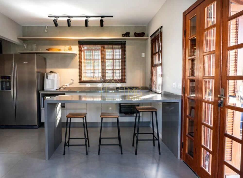Casa à venda com 3 quartos, 243m² - Foto 4