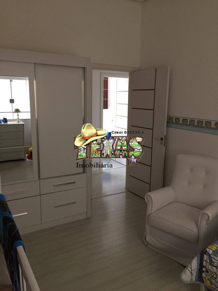 Casa à venda com 4 quartos, 500m² - Foto 1