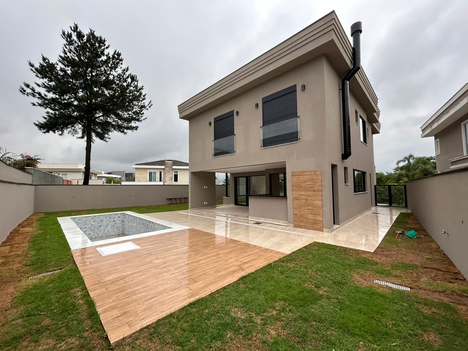 Casa de Condomínio à venda com 4 quartos, 365m² - Foto 2