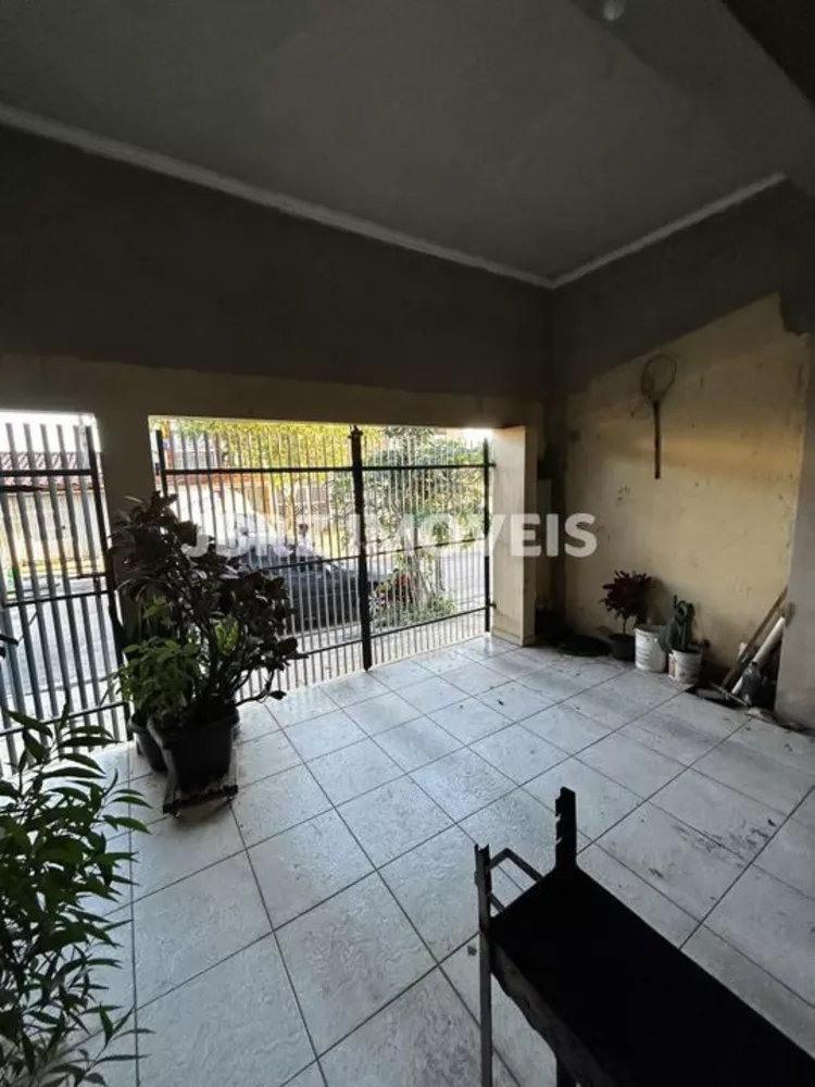 Casa à venda com 5 quartos, 210m² - Foto 2