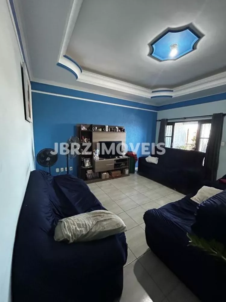 Casa à venda com 5 quartos, 210m² - Foto 1