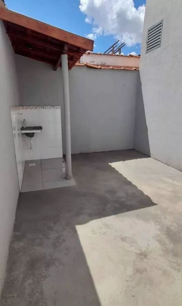 Casa à venda com 2 quartos, 54m² - Foto 2