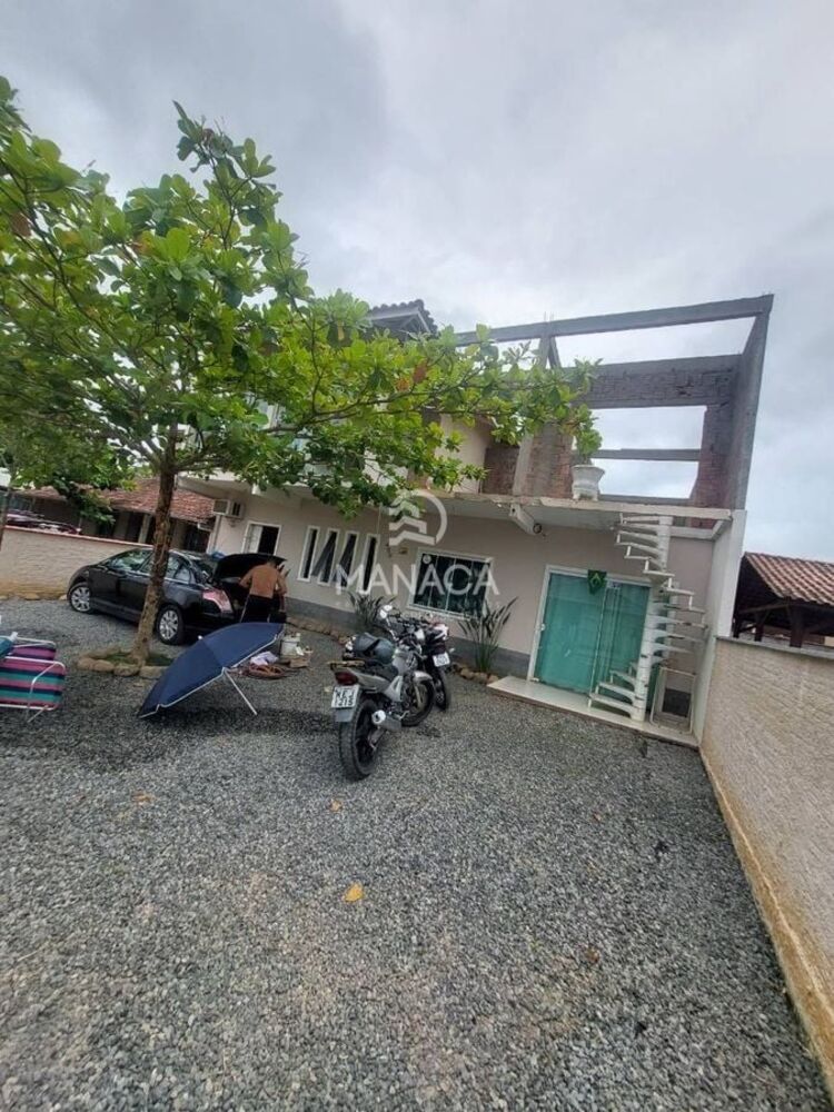 Casa à venda com 8 quartos, 126m² - Foto 1