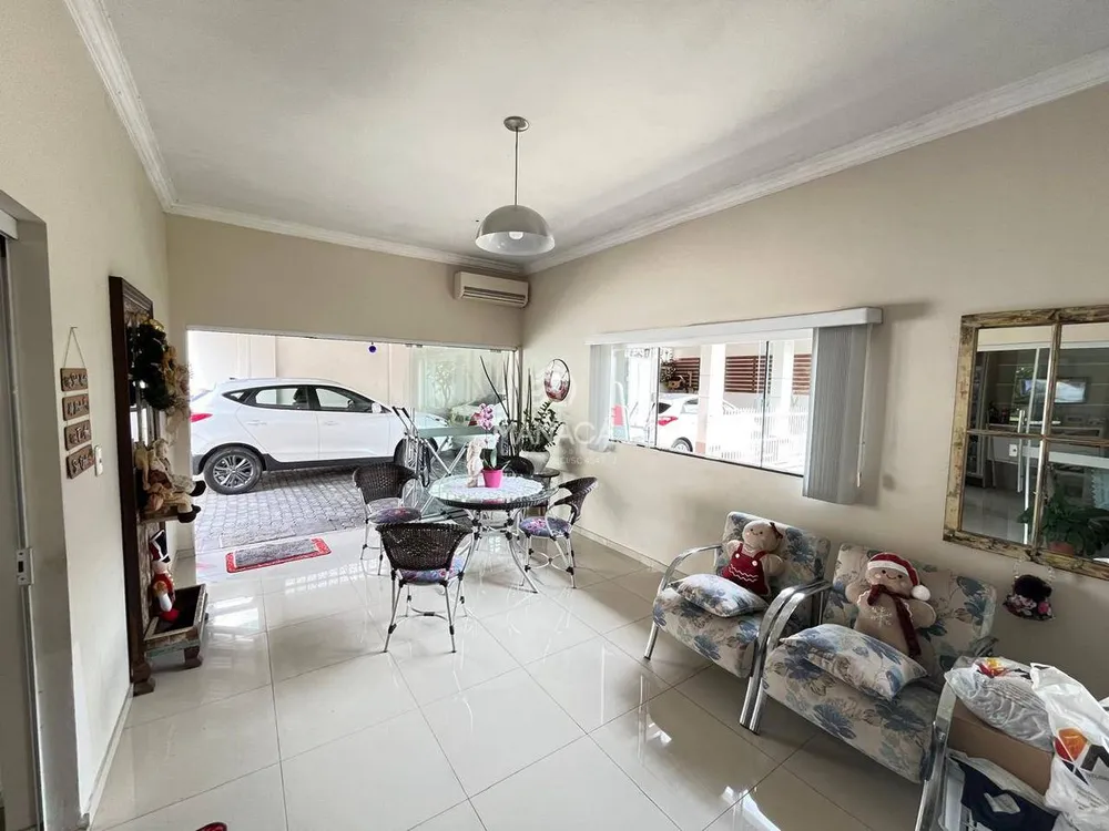 Casa, 3 quartos, 242 m² - Foto 1