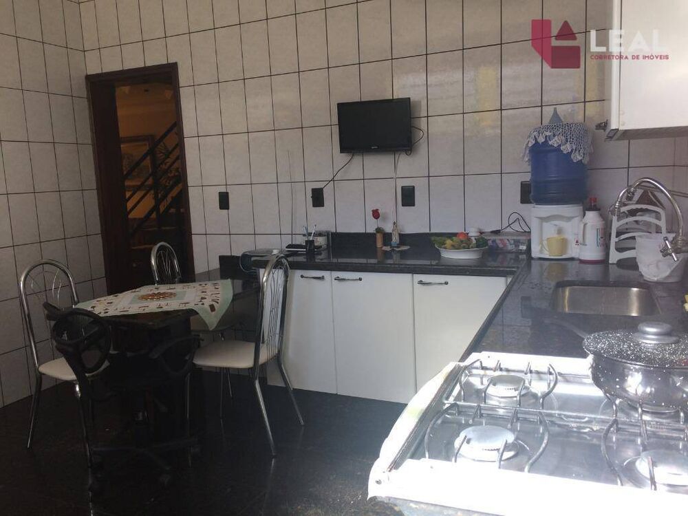 Casa, 3 quartos, 219 m² - Foto 2